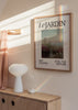 Gerahmtes Wandbild mit Gartenlandschaft, Teich, hohen Gräsern, rosafarbenen Blumen und nebligem Hintergrund in Beige, Graugrün und Braun im Vintage-Editorial-Stil. Erhältlich auf kudeko.com