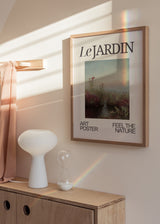 Gerahmtes Wandbild mit Gartenlandschaft, Teich, hohen Gräsern, rosafarbenen Blumen und nebligem Hintergrund in Beige, Graugrün und Braun im Vintage-Editorial-Stil. Erhältlich auf kudeko.com
