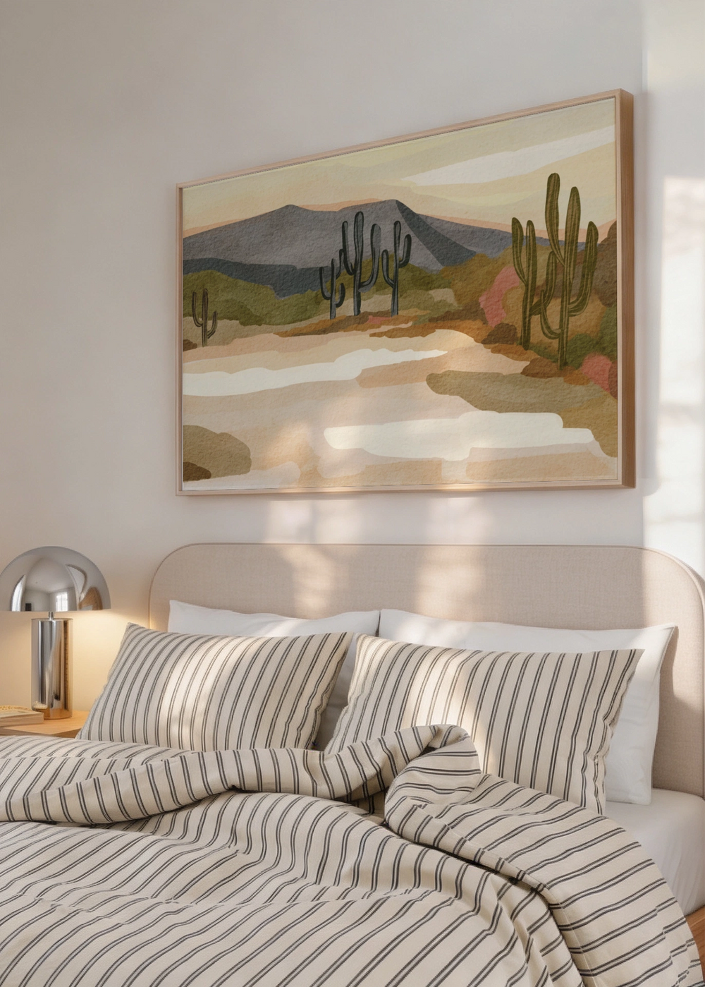 Dekoratives Wandbild im organischen und minimalistischen Stil in einem Wohnzimmer, ruhige Wüstenlandschaft mit Saguaro-Kaktus, Modell Saguaro Desert Serenity. Erhältlich auf kudeko.com