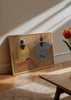 Cuadro decorativo de estilo orgánico y minimalista colocado en salón, retrato artístico de dos figuras sentadas, modelo Still Together