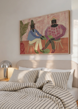 Cuadro decorativo de estilo orgánico y minimalista colocado en salón, dos amigas sentadas en interior artístico, modelo With a Friend