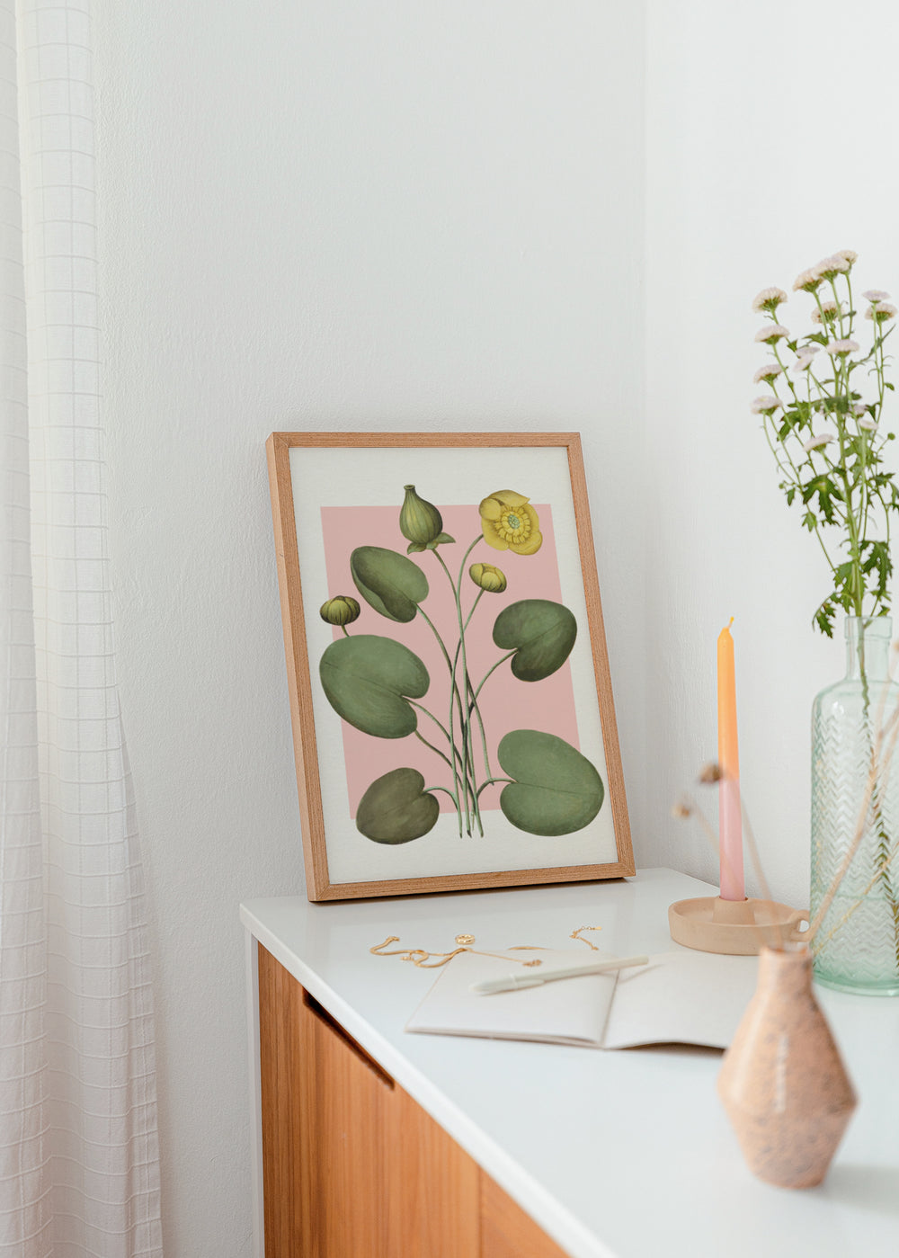Cuadro decorativo de estilo orgánico y minimalista colocado en salón, nenúfares amarillos botánicos en tonos pastel, modelo Yellow Water Lilies