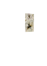 Cuadro decorativo de estilo orgánico y sereno colocado en dormitorio, flores etéreas en acuarela suave, modelo Jardín de Lino