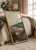 Cuadro decorativo de estilo orgánico y sereno colocado en salón, paisaje pintado en tonos tierra y verdes, modelo Painterly landscape