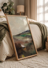 Cuadro decorativo de estilo orgánico y sereno colocado en salón, paisaje pintado en tonos tierra y verdes, modelo Painterly landscape