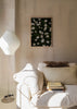 Wandbild mit weißen Blumen auf dunkelgrünem Hintergrund, in einem schlichten und natürlichen Dekorstil. Erhältlich auf kudeko.com