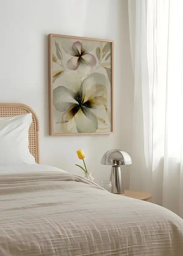 Cuadro decorativo de estilo orgánico y sereno colocado en dormitorio, flores etéreas en acuarela suave, modelo Jardín de Lino