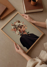 Tableau avec portrait féminin surréaliste composé de magnolias blanches, petites fleurs roses, feuilles brunes et branches fines sur fond beige, dans un style illustration délicat. Disponible sur kudeko.com