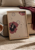 Cuadro decorativo de estilo sereno y ilustración colocado en salón, flores en acuarela con manchas de tinta, modelo Petals and Ink Blots