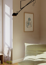 Cuadro decorativo de estilo tonos_pastel y ilustración colocado en habitación infantil, dinosaurio infantil azul en tonos pastel, modelo Dinosaurio Azul Infantil