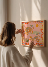 Cuadro decorativo de estilo tonos_pastel y orgánico colocado en habitación infantil, tigres ilustrados en composición tropical, modelo Rawring Playmates