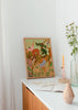Cuadro decorativo de estilo tonos_pastel y orgánico colocado en salón, mujeres danzando entre flores primaverales, modelo Spring Frolic