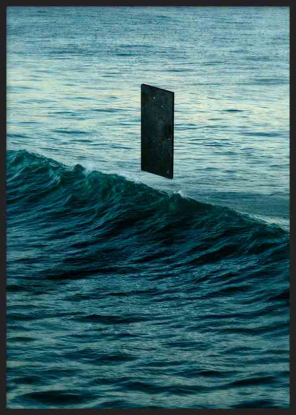 Gerahmtes Wandbild mit Meer, petrolblauen Wellen, türkisem Wasser, schwarzer schwebender Tür und surrealer Komposition im Landschaftsstil. Erhältlich auf kudeko.com