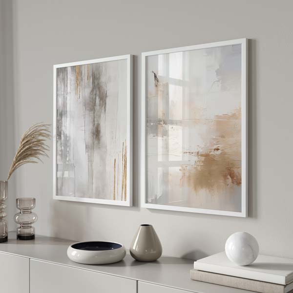 Ensemble de deux tableaux abstraits en blanc, beige, gris chaud et touches dorées, avec textures douces, taches diffuses, voiles légers et style contemporain équilibré. Disponible sur kudeko.com