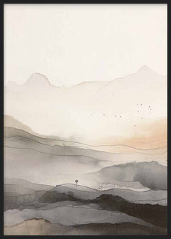 Quadro com paisagem abstrata de montanhas difusas, bruma suave, camadas onduladas e tons de bege, cinzento fumado, preto suave e branco quebrado, estilo abstrato. Disponível em kudeko.com