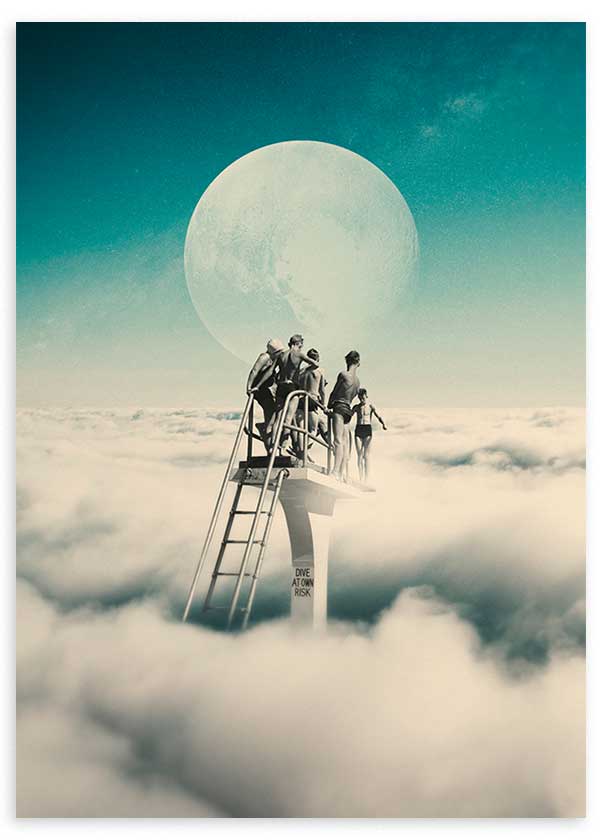 Cuadro con trampolín sobre nubes, figuras humanas en blanco y negro, gran luna clara, cielo turquesa y composición surrealista de estilo fotográfico. Disponible en kudeko.com
