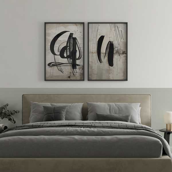 Conjunto de dos cuadros con formas abstractas negras, líneas gestuales, fondo beige grisáceo y textura suave en estilo abstracto. Disponible en kudeko.com