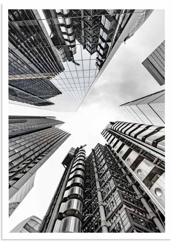 Cuadro de rascacielos en perspectiva ascendente con fachadas de vidrio, acero y líneas urbanas en tonos blanco, negro y gris, de estilo ciudades. Disponible en kudeko.com