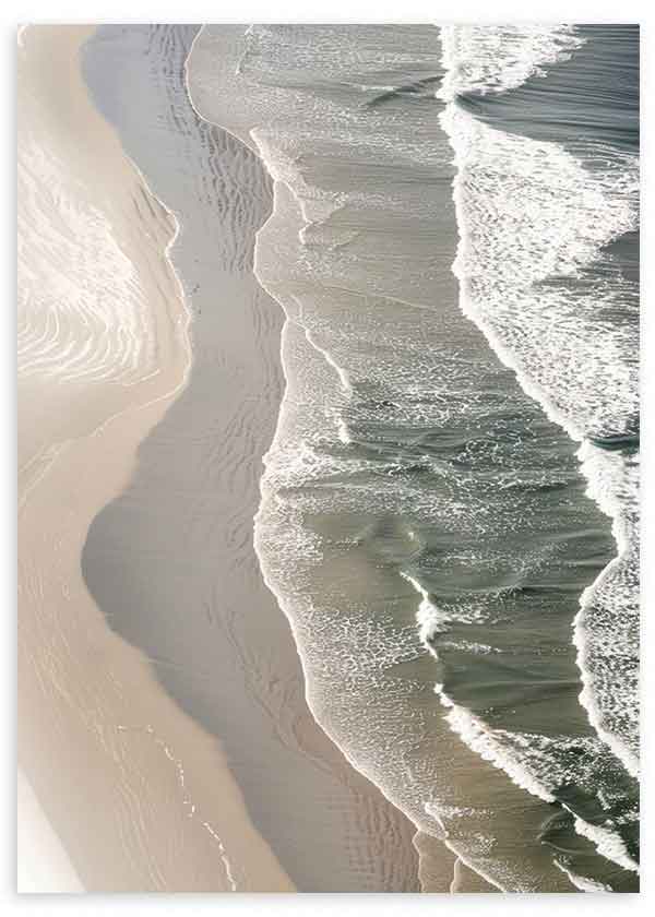 Cuadro de vista aérea de playa con olas blancas, arena beige y mar gris verdoso, de estilo naturaleza y paisajes. Disponible en kudeko.com