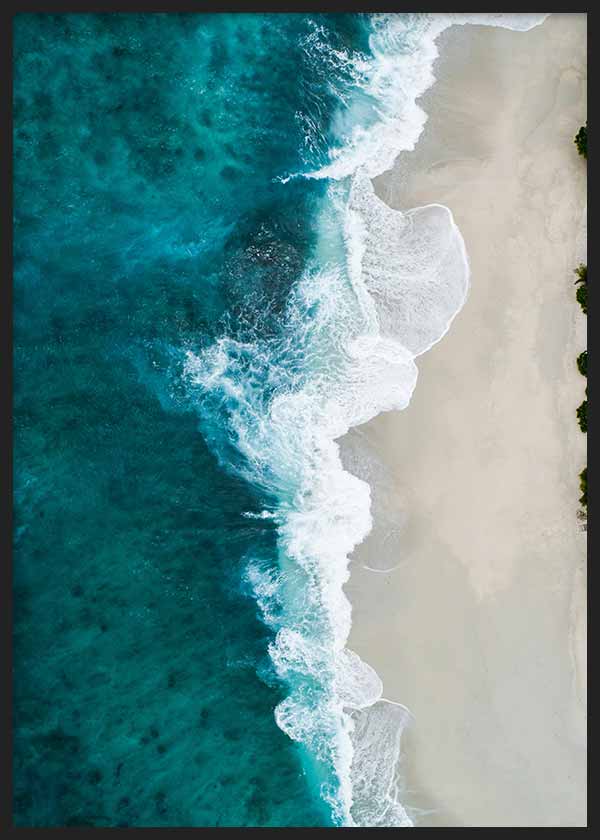 Cuadro de playa vista aérea con mar turquesa intenso, espuma blanca y arena beige clara, composición costera serena de estilo fotográfico. Disponible en kudeko.com