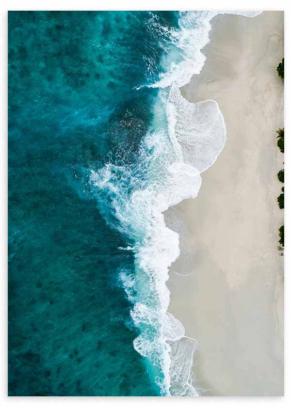 Cuadro de playa vista aérea con mar turquesa intenso, espuma blanca y arena beige clara, composición costera serena de estilo fotográfico. Disponible en kudeko.com