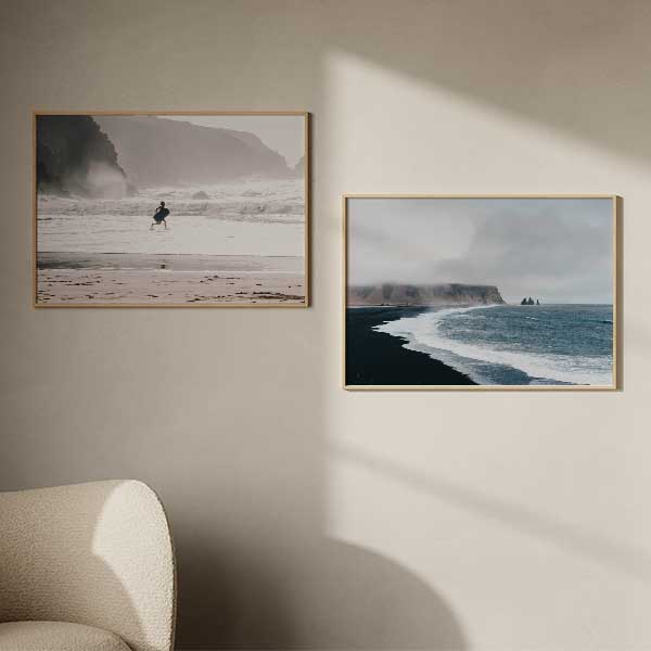 Horizontales Wandbild einer Küste mit schwarzem Sandstrand, blau grauem Meer, weißer Gischt, nebligen Klippen und Meeresfelsen, im Stil Natur und Landschaft. Erhältlich auf kudeko.com