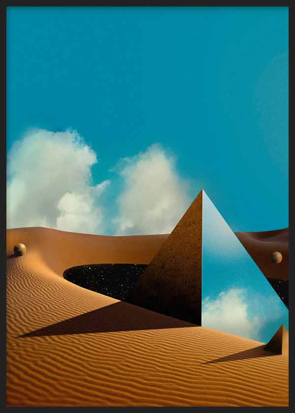 Wandbild mit goldenen Dünen, spiegelnder Pyramide, türkisfarbenem Himmel, weichen Wolken, klaren Schatten und surrealer Komposition im abstrakten Stil für moderne Räume. Erhältlich auf kudeko.com