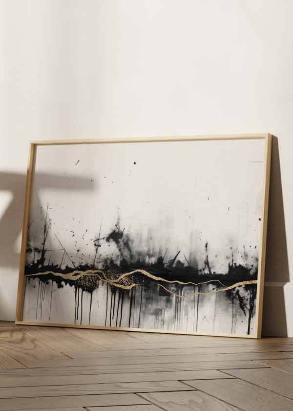 Cuadro horizontal con composición abstracta en blanco, negro y dorado, franja central intensa, salpicaduras oscuras y efecto atmosférico de estilo abstracto. Disponible en kudeko.com