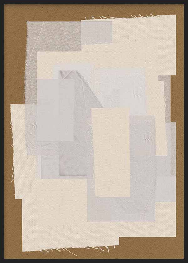 Cuadro de collage textil con recortes rectangulares superpuestos en tonos beige, crudo, gris claro y blanco roto, de estilo abstracto. Disponible en kudeko.com