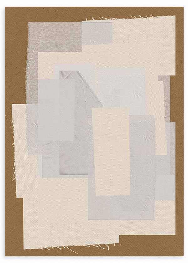 Cuadro de collage textil con recortes rectangulares superpuestos en tonos beige, crudo, gris claro y blanco roto, de estilo abstracto. Disponible en kudeko.com