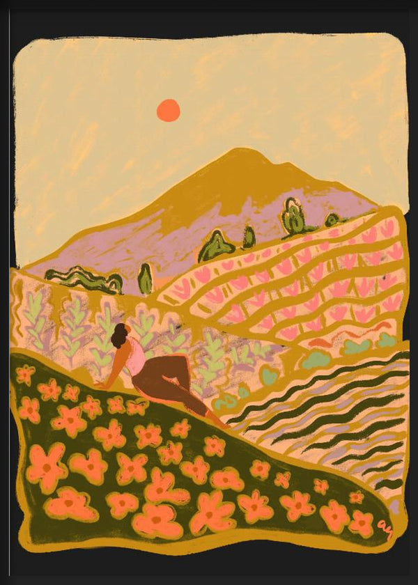 Cuadro con paisaje de montaña, terrazas de cultivo, flores rosadas, figura femenina y sol coral en tonos mostaza, crema, lila y verde oliva, de estilo ilustración. Disponible en kudeko.com