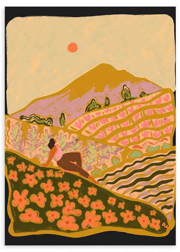 Wandbild mit Berglandschaft, bewirtschafteten Terrassenhügeln, rosafarbenen Blumen im Vordergrund, weiblicher Figur, korallfarbener Sonne, in Senfgelb, Creme, Flieder und Olivgrün, im Illustrationsstil. Erhältlich auf kudeko.com
