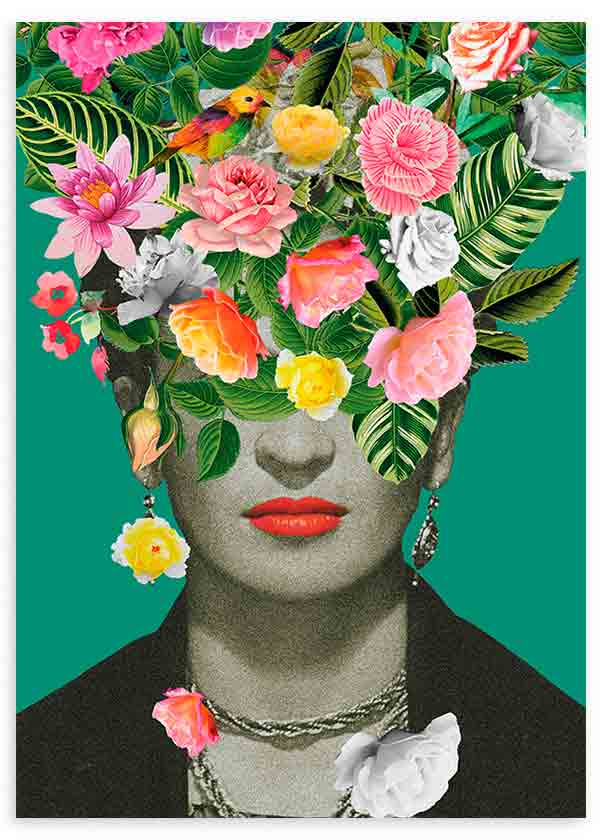 Cuadro de retrato femenino en blanco y negro con flores rosas, hojas verdes tropicales, ave multicolor, labios rojos y fondo turquesa, de estilo floral. Disponible en kudeko.com