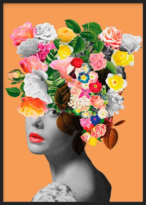 Cuadro con retrato femenino en blanco y negro, rodeado de flores rosas, amarillas, rojas y hojas verdes sobre fondo naranja, de estilo floral. Disponible en kudeko.com