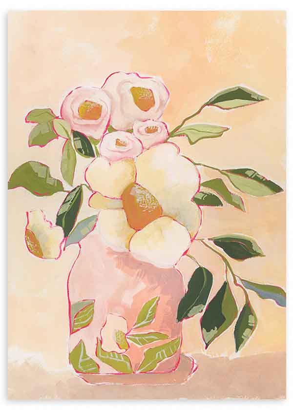 Cuadro de jarrón rosado con flores blancas y rosa suave, hojas verdes, fondo beige cálido y estilo floral. Disponible en kudeko.com