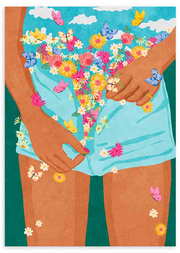 Cuadro de figura femenina con shorts turquesa, flores multicolor y mariposas sobre fondo azul, en estilo ilustración alegre y vibrante. Disponible en kudeko.com