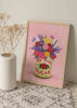 Cuadro de ilustración floral colorida y vintage, sobre fondo rosa y palabra 