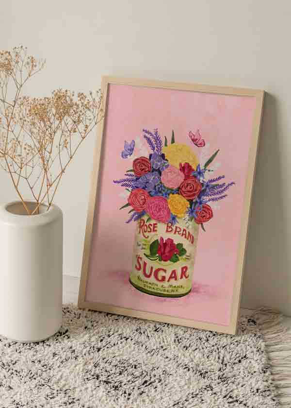 Cuadro de ilustración floral colorida y vintage, sobre fondo rosa y palabra "Sugar"