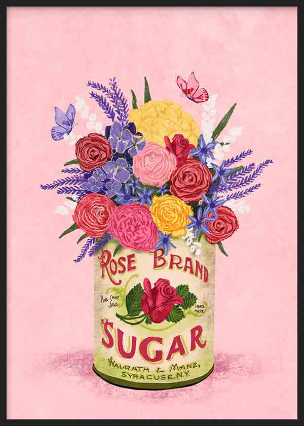Cuadro de ramo de flores rosas, violetas y amarillas en lata vintage sobre fondo rosa, con mariposas y estilo floral delicado. Disponible en kudeko.com