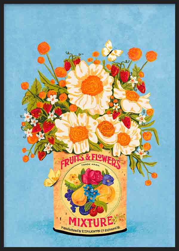 Cuadro de ramo floral con flores blancas, fresas rojas, detalles naranjas, mariposas y lata vintage sobre fondo azul, de estilo vintage. Disponible en kudeko.com