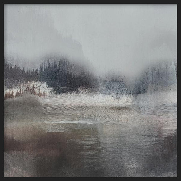 Quadratisches Wandbild mit nebligem See, verschwommenem Wald im Hintergrund, Spiegelungen auf ruhigem Wasser, in Grau, Beige und Schwarz, im Natur- und Landschaftsstil. Erhältlich auf kudeko.com