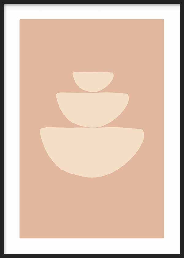 Gerahmtes Wandbild mit drei übereinander angeordneten Halbkreisformen in Creme auf puderrosa Hintergrund, ausgewogene Komposition im minimalistischen Stil mit klaren Linien. Erhältlich auf kudeko.com