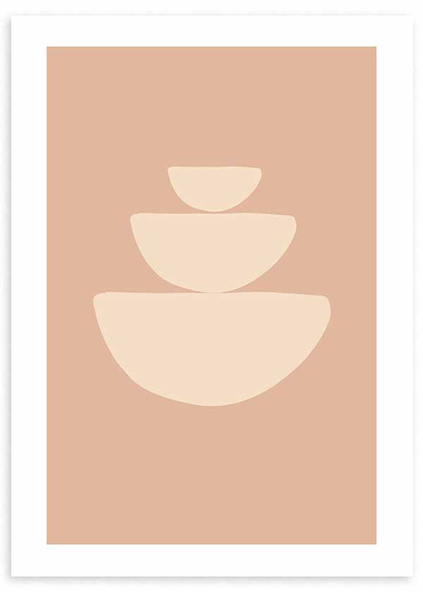 Cuadro con tres formas semicirculares apiladas en color crema sobre fondo rosa empolvado, composición serena de estilo minimalista. Disponible en kudeko.com