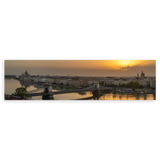 Tableau horizontal de Budapest au crépuscule avec le pont des Chaînes, le Danube, des bâtiments historiques, des reflets dorés, des tons beige, gris et bleu doux, dans un style urbain raffiné. Disponible sur kudeko.com