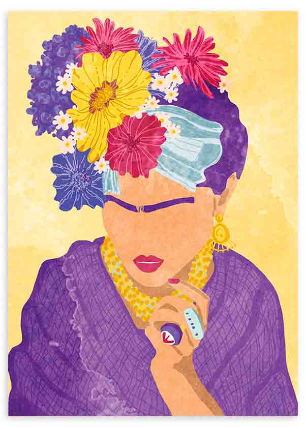 Wandbild mit weiblichem Porträt, inspiriert von Frida Kahlo, mit großen Blumen in Gelb, Fuchsia, Blau und Violett, cremefarbenem Hintergrund, goldenem Schmuck und illustrativem Stil. Erhältlich auf kudeko.com