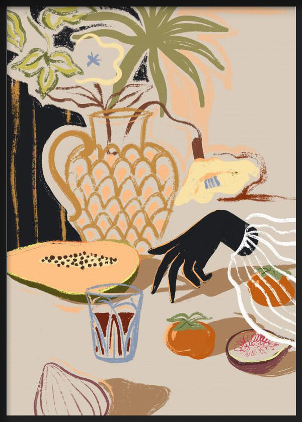 Cuadro de frutas tropicales sobre mesa con papaya, higo, tomate, jarra ornamental, hojas verdes y tonos beige, oliva, negro y terracota, de estilo ilustración. Disponible en kudeko.com