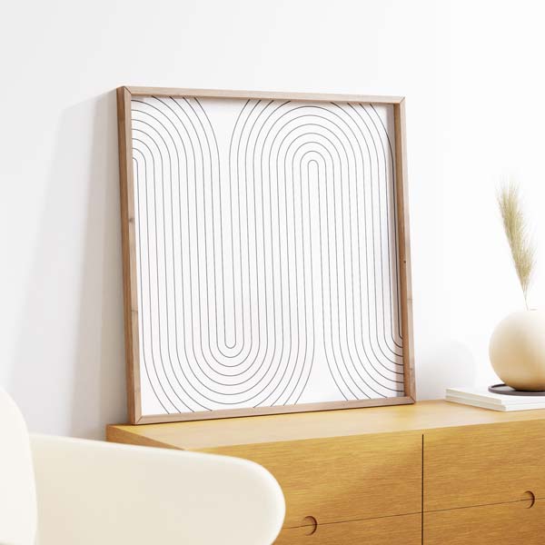 Cuadro cuadrado con líneas negras curvas repetidas sobre fondo blanco, composición de patrón abstracto limpio y equilibrado de estilo geométrico. Disponible en kudeko.com