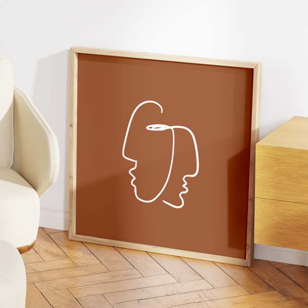 Cuadro cuadrado con dos rostros abstractos de línea blanca continua sobre fondo terracota cálido, composición limpia y estilo minimalista. Disponible en kudeko.com