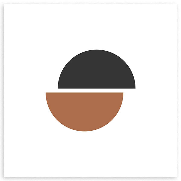 Quadratisches Wandbild mit zwei zentrierten geometrischen Halbkreisen in Schwarz und Terrakotta auf weißem Hintergrund, klar und ausgewogen gestaltet. Erhältlich auf kudeko.com