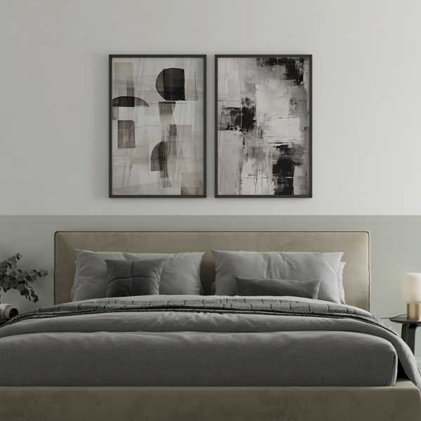 Conjunto de dos cuadros con composición abstracta en blanco, negro y grises, con formas geométricas superpuestas, bloques texturados y contraste moderno de estilo abstracto. Disponible en kudeko.com